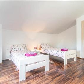6 bedroom villa with pool near Sveti Lovrec and Poreč, sleeps 12